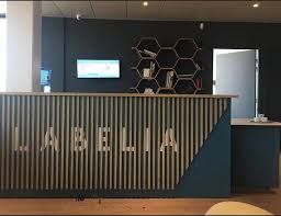 Epingle Par Bwa By Le Breton Sur Amenagement Bureau Kinesitherapie En 2020 Amenagement Bureau Bureau
