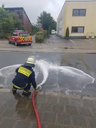 Der fahrer des pkw renault war dort gegen 10.40. Nach Regen Feuerwehr Lauf Pumpt Sechs Keller Leer N Land