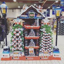 Et Maintenant Noel Chez Vous Aussi Mickael De Benedetti Xmas Christmas Chocolate Kinder Ferrerorocherfr In 2020 Holiday Decor Holiday Christmas Tree