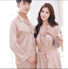Pengalaman malam pertama sedang dalam proses, mereka melakukan foreplay, menjilat penuh gairah, tampak paijo meremas buah sang istri dan kisah malam pertama pun menuju puncaknya. Jual Produk Pengantin Couple Baju Pengantin Wedding Murah Dan Baju Tidur Malam Pertama Pengantin Baru Diary Hijaber