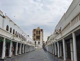 File:Market street in old Jeddah with al-Mimar Mosque in the background, Saudi Arabia (1) (50703470911).jpg - Wikimedia Commons