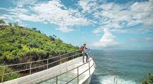 Tempat wisata ini pun masih sangat alami dengan beberapa pohon rindang yang tumbuh di sekitar sumber mata airnya. Spot Instagenik Yogya Memandang Samudera Hindia Di Teras Kaca Beach