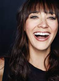 Rashida Jones Because She Is Poised Confident And Intelligent A Harvard Grad As A Bi Racial Woman She Understands The Struggle Rashida Jones Beauty Hair