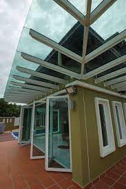 Jubin kaca dari syarikat sweden, soltech energy, membenarkan matahari memanaskan udara yang digunakan untuk memanaskan rumah dan memotong bil tenaga. Tempered Glass Railing Sky Light Kedai Cermin Murah Facebook
