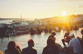 The santa catarina viewpoint is the most amazing place in lisbon to photograph the landscape that surrounds the 25 de abril bridge and the christ the king statue, especially at dusk when both are reflected in the tejo river waters. Miradouro De Santa Catarina Em Lisboa 2021 Dicas Incriveis