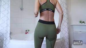 Cutie pees her tights - ThisVid.com in italiano