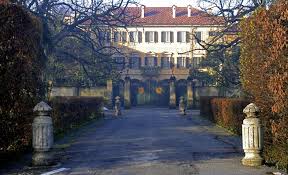 Il presidente silvio berlusconi ha adottato cinque agnelli salvandoli da morte certa. Villa San Martino Una Mansion De Sexo Y Poder Gente Y Famosos El Pais