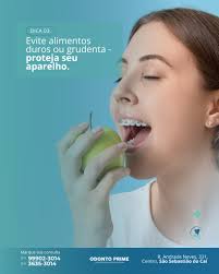 🦷Cuide do seu aparelho, cuide do seu sorriso! ✨ Manter os dentes alinhados  vai muito além de visitar o dentista. Com alguns cuidados simples em casa,  você garante conforto, resultado mais rápido