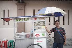 Seorang penjual bakso mengeluarkan modal sebesar 1 juta untuk menjalankan usahanya. Cerita Pedagang Bakso Keliling Jatuh Bangun Sekolahkan Anak Hingga Sarjana Halaman All Kompas Com