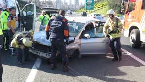 Saat 20.30 sularında otobüs durak önü park etmiş. Umraniye Tem De Trafik Kazasi Son Dakika Haberleri