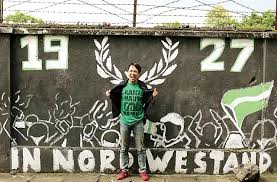 We launched with framed wall art from artists around the world, and we'll soon expand into home furnishings. Kontribusi Bonek Oriental Untuk Persebaya
