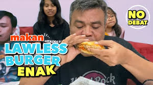 Gofar hilman, youtuber, mc, dan juga penyiar radio ini ikut membagikan burger untuk para petugas medis yang bantuan burger dari gofar hilman untuk tenaga medis (foto: Makan Lawless Burger Punya Gofar Hilman Enak No Debat Youtube