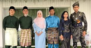 Ada sebuah bangunan tua dan kumuh berlokasi di sebidang lahan elite di tengah kota. Tuan Danial Full Episode In Stock