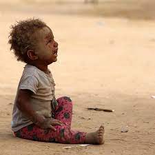 طفلة يمنية نازحة تبكي وهي تفترش الأرض في مخيم مؤقت للنازحين على مشارف محافظة تعز afp yemen يمن تعز صنعاء couple photos scenes instagram