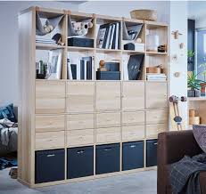 Avec Leurs Rangements Ouverts Et Fermes Nos Etageres Kallax En Chene Blanchi Peuvent Faire Office D Meuble Separation Piece Stockage De Cube Mobilier De Salon