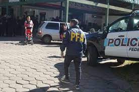 Sep 29, 2020 · el gobierno decretó duelo nacional por el asesinato del inspector de la policía federal juan pablo roldán, que murió el lunes por la tarde a metros del museo de arte latinoamericano (malba) en palermo después de ser atacado a puñaladas por rodrigo facundo roza, que lo hirió a la altura del corazón. Duelo Nacional Por Un Policia Asesinado Por Narcos Notife