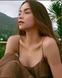 Hồ Ngọc Hà mặc váy 'trễ nải', lấp ló để lộ vòng 1 nõn nà, nhan sắc U40  khiến CĐM ngỡ ngàng