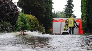 Mit pressemitteilung des finmin niedersachsen vom 02.08.2017 wurde bekannt gegeben, dass niedersachsen durch das hochwasser geschädigte durch steuerliche maßnahmen unterstützt. Extremes Wetter In Nrw Gewitter Schnee Hochwasser Eisregen