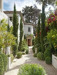 Malibu House Mediterranean Garden Decorative Stones Lemontrees Jpg Mediterrane Gartengestaltung Mediterraner Garten Gartengestaltung