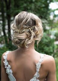 La partie supérieure est portée en tresse qu'on peut faire sur le côté. Mariage Coiffure Boheme Cheveux Mi Long