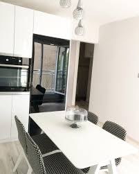 Ayna Detayli Mobilyalar Sofistike Bir Renk Paleti Ile Goz Alici Bir Dekor Ev Gezmesi Mobilya Dekor Aynalar