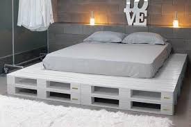 Diy Schickes Weisses Plattform Palettenbett Neue Paletten Bett Selber Bauen Bett Selber Bauen Ideen Bett Aus Paletten Ebay platten/ paletten palettenbett weiß 18€ pro palette reserviert. pinterest