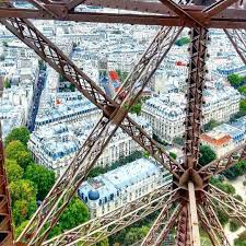 A Not To Be Missed Monument And Symbol Of The Capital The Eiffel Tower Stands 324 M Tall And Weighs 10 100 Tons Created I Paris Photo Velo Paris Tour Eiffel
