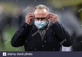 Rummenigge hat immer wieder das problem, dass seine brille mit einer normalen maske beschlägt und er aus diesem grund seine maske oft unter die nase ziehen muss. Fc Munich Chairman Karl Heinz Rummenigge Stockfotos Und Bilder Kaufen Seite 2 Alamy