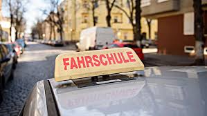 Ich hab seit letzte woche freitag den führerschein, mich würde mal interesieren wannden den fürerschein verliert, oder eine nachschlung machen muss und wann nur ein busgeld in frage kommt. Begleitetes Fahren Das Muss Man Wissen Autogazette De