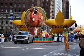 The macy's thanksgiving day parade kicked off thursday morning with handlers keeping close reins on the giant character balloons along the manhattan route, despite concerns that high winds might. 8 Moglichkeiten Das Ultimative Thanksgiving In New York City Zu Feiern New York Habitats Blog