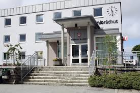 Øyane i nord og i aust høyrer til kommunane austevoll, fitjar og stord. Bomlo Kommune I Byen Bremnes