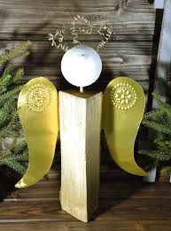 Holzscheit Engel Mit Metall Flugeln Idee Mit Anleitung Klick Auf Besuchen Wer Seinen Kaminholz E Engel Basteln Holzscheit Weihnachtsdeko Selber Machen