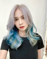 我⁣⁣⁣&神隊友⁣⁣系列冬天❄️ 冰藍色系💙 應該是又帥又仙？🧐 ⁣ ——————————————————————⁣⁣⁣⁣ ⁣⁣🈯️  Johnny ⁣⁣⁣⁣⁣ 💈 Inner H Salon⁣⁣⁣ 台北市大安區忠孝東路四段216巷11弄14號⁣⁣⁣ ☎️（02）2721-9458  ⁣⁣⁣⁣⁣⁣⁣ ⁣⁣⁣⁣⁣⁣⁣ #藍#顯白髮色#