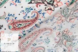 Stoffe aus baumwollmischungen können für ganz unterschiedliche handarbeiten eingesetzt werden. Viskose Stoff Paisley Muster Auf Weiss Pinsola