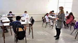 Después de 63 días sin clases presenciales, el regreso escolar ha sido muy minoritario y muy desigual, incluso dentro de las dos únicas las autonomías descartaron primero la vuelta de los menores de seis años hasta septiembre y han diseñado ahora un regreso muy moderado para el resto. Og1 Hpt8eanmm