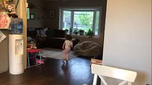 Questa bambina di 3 anni balla come se non ci fosse un domani. Tenerezza!