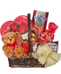 Get perfect present for your loved one we deliver to the door step of your recipient in toronto, calgary, montreal. Sweetheart Basket Gift Basket In Toronto On Bayview Fancy Flowers
