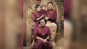 Tahun baru ibarat membuka lembaran baru berupa kertas kosong, kertas yang akan kita tuliskan goresan pena yang indah dan makna kehidupan yang akan datang. Doslbntg2rndum