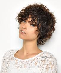 Layer style untuk mengimbangi ketebalan rambut. 5 Rekomendasi Gaya Rambut Pendek Yang Cocok Untuk Rambut Keriting