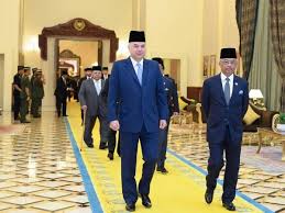 Kenderaan pertama yang berangkat pulang adalah kenderaan rasmi membawa sultan johor. Mesyuarat Majlis Raja Raja Ke 256