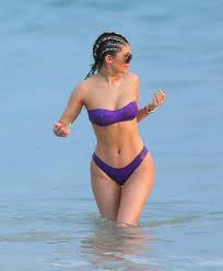 Какие операции делала кайли дженнер. Kajli Dzhenner Prodemonstrirovala Idealnoe Telo V Fioletovom Kupalnike