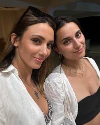 Delphine Wespiser добавил(-а) новое фото.