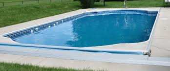 La piscine en béton est très certainement votre meilleure option si vous désirez profiter d'un bassin piscine en acier de dimensions 5m x 3m et d'une profondeur de 1,20m. Les Prix De La Piscine Coque En Details Tarifs 2021 Tarifartisan Fr