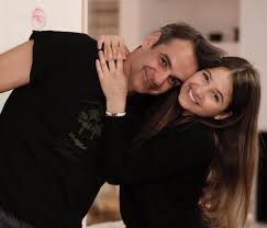 Ανήμερα τα χριστούγεννα ο πρωθυπουργός με. H Tryferh Fwtografia Toy Kyriakoy Mhtsotakh Me Thn Koykla Korh Toy Dafnh Queen Gr