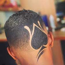 71 Ideias De Alfabeto Fontes De Tatuagem Alfabeto Fontes De Tatuagem Desenho No Cabelo Masculino Listras No Cabelo Pode parecer óbvio, mas convém também deixar parte da orelha levemente coberta, pois isso também ajuda na. desenho no cabelo masculino