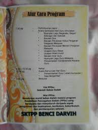 Penyampaian hadiah oleh guru besar. Sekolah Kebangsaan Taman Putra Perdana Majlis Sambutan Hari Guru Peringkat Sekolah 2016