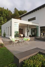 Weitlaufige Terrassen Grosszugig Und Elegant Mit Signo Platten Von Rinn Beton Und Naturstein Gestalten Rinnbet Steinterrassen Naturstein Terrasse Gartenpools