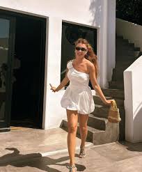 Burcu Özberkin tbt paylaşımına yorum yağdı! Bu güzellik şaka mı?