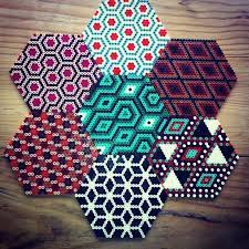 Si vous utilisez un panneau perforé clair, faites glisser le motif de taille réelle placez vos perles en suivant le modèle. Instagram Photo By Lucie Soquet Luciesoquet Via Iconosquare Diy Perler Beads Perler Bead Art Perler Bead Patterns