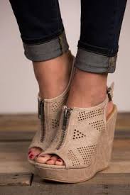 Marchez en talons hauts sans en avoir l'air grâce aux talons compensés. Plateformes Compensees